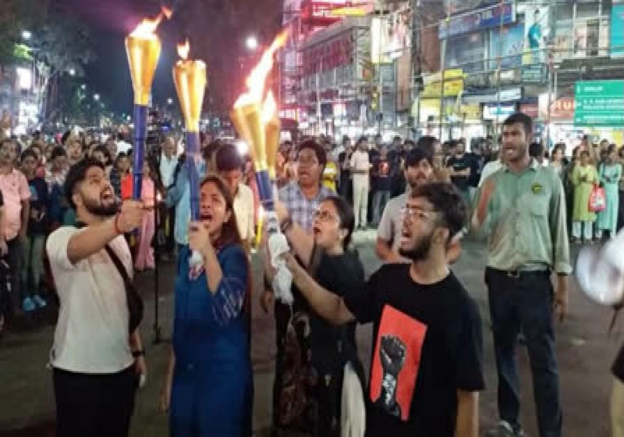 Bengal Doctors Hold Torch Rally Demanding Justice Ahead of Supreme Court Hearing in Kolkata Rape-Murder Case