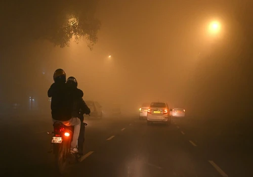 Dense Fog Envelops Delhi: 26 Trains Delayed, IGI Airport Issues Passenger Advisory