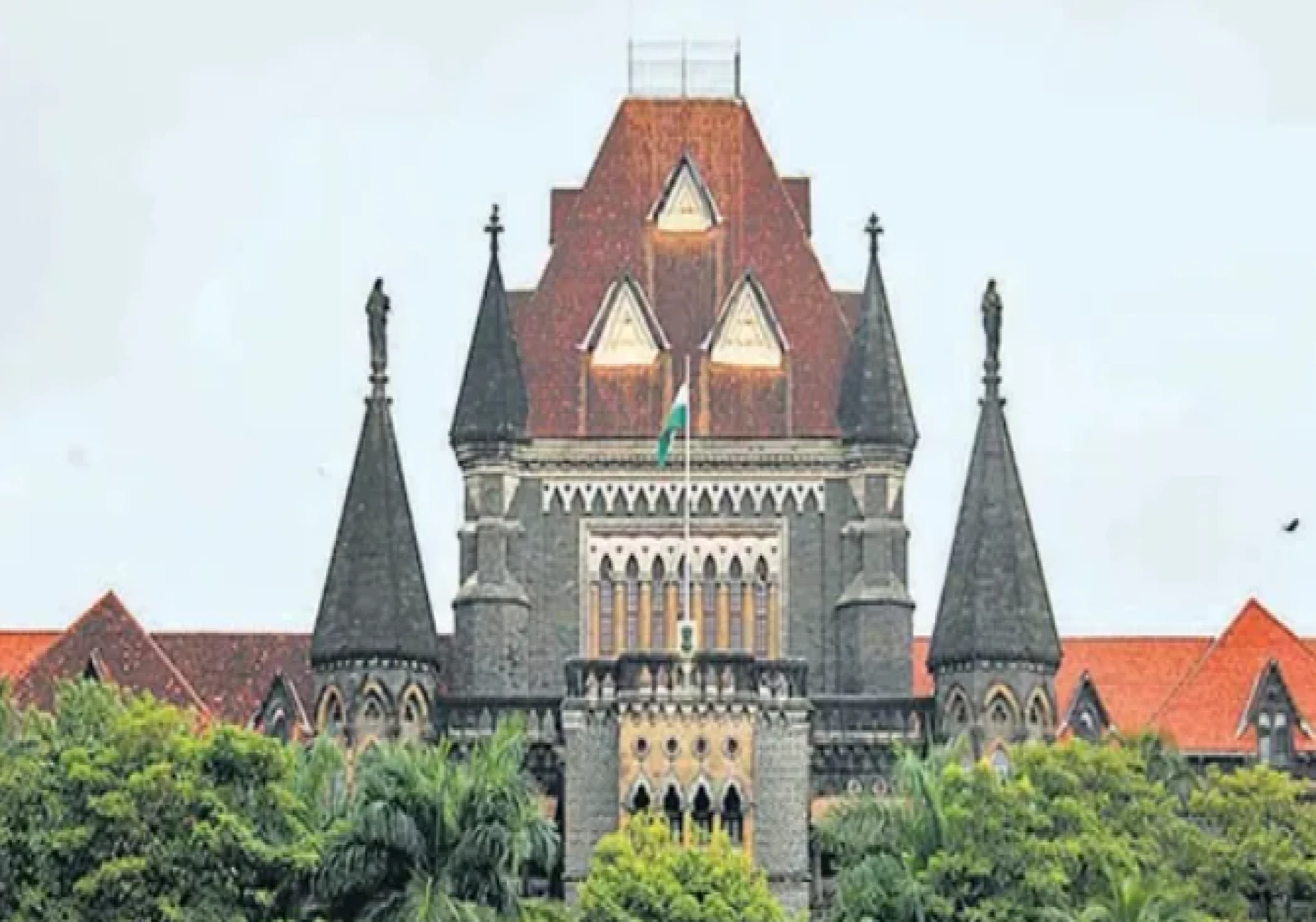 Bombay High Court Receives Bomb Threat, Security Tightened and Searches Underway Bombay High Court Receives Bomb Threat, Security Tightened and Searches Underway