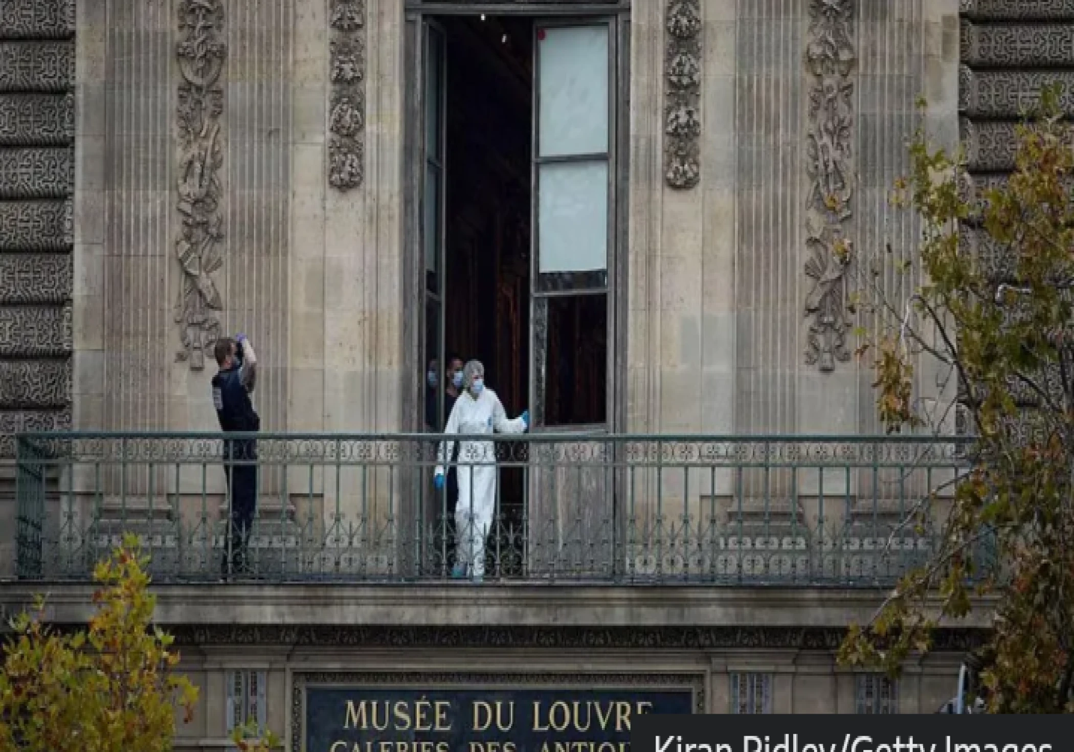 Huge Noise Then I Yelled to Get Out – Louvre Attendant Recalls Shock of Heist Huge Noise Then I Yelled to Get Out – Louvre Attendant Recalls Shock of Heist